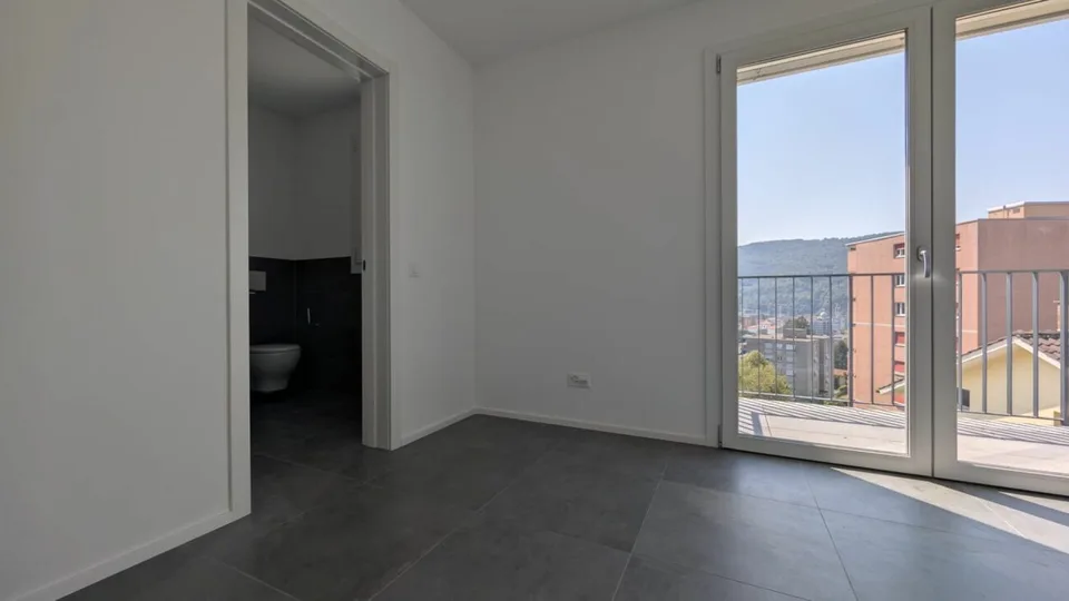 Spacious, modern design and new!