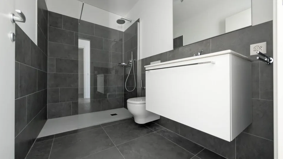 Spacious, modern design and new!