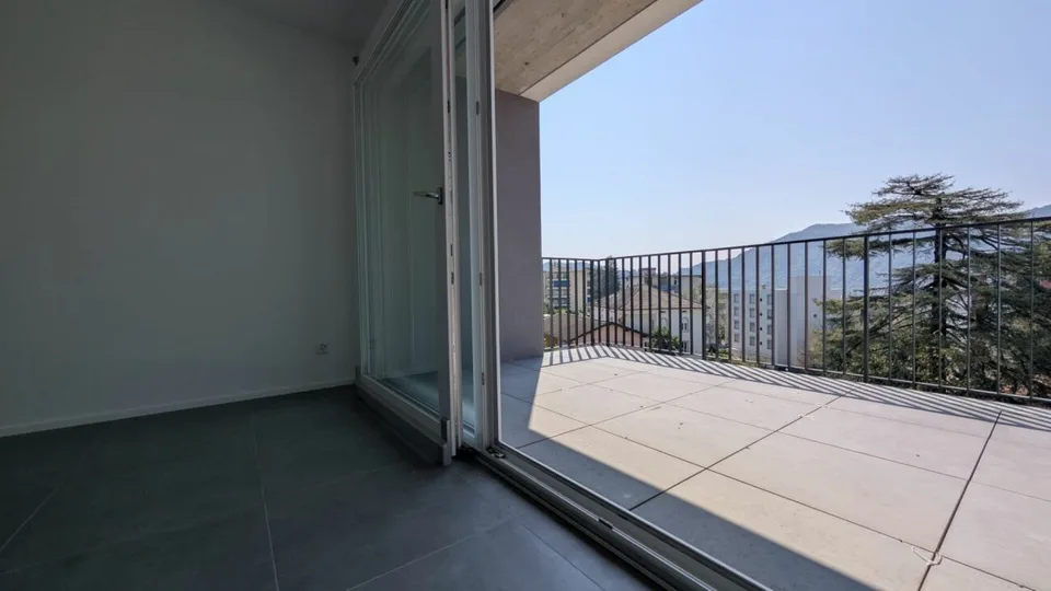 Spacious, modern design and new!