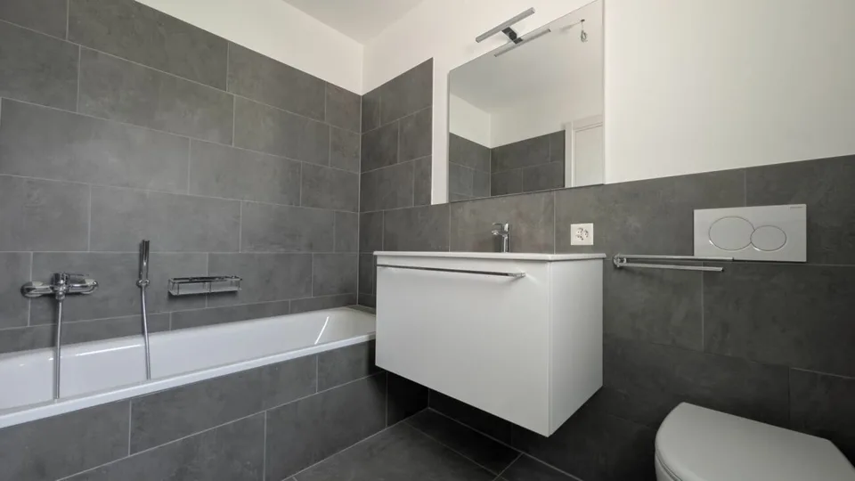 Spacious, modern design and new!