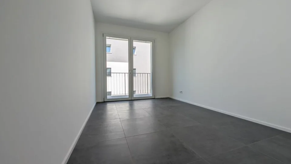 Spacious, modern design and new!