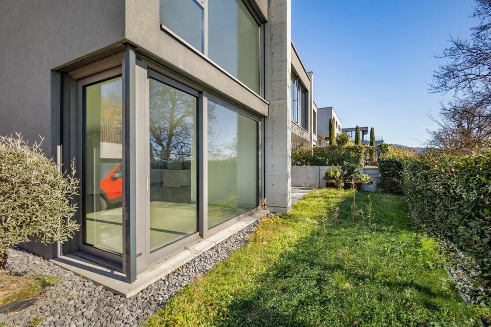 Moderne Villa mit zwei Gärten und Panoramablick
