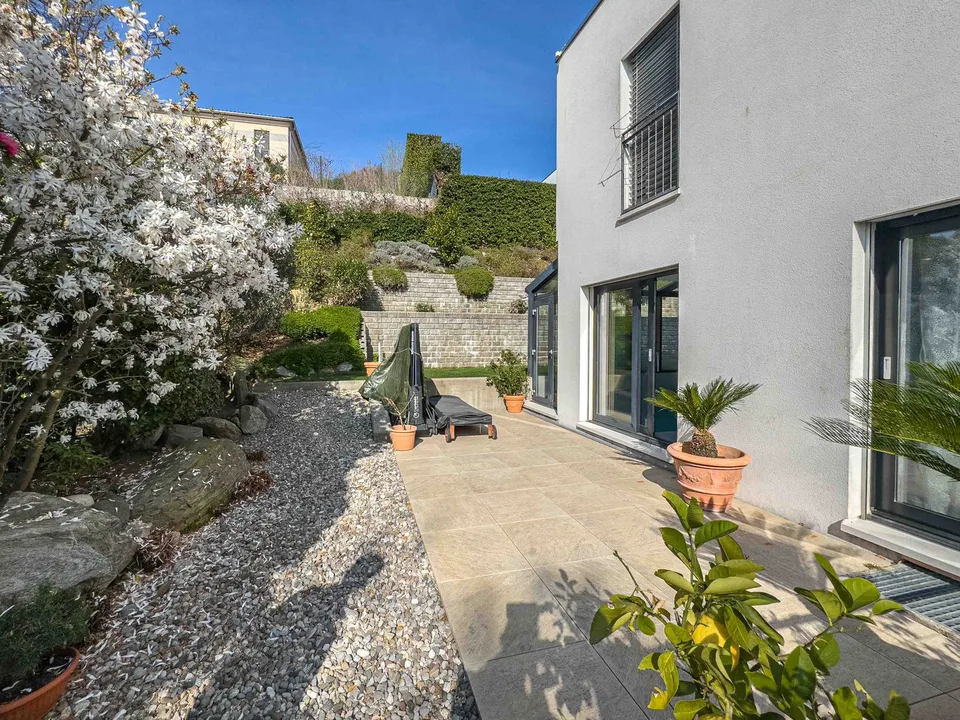 Moderne Villa mit Innenpool in Collina d’Oro