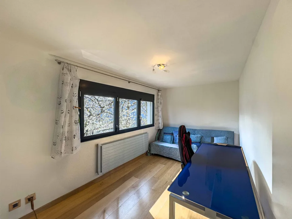 Moderne Villa mit Innenpool in Collina d’Oro