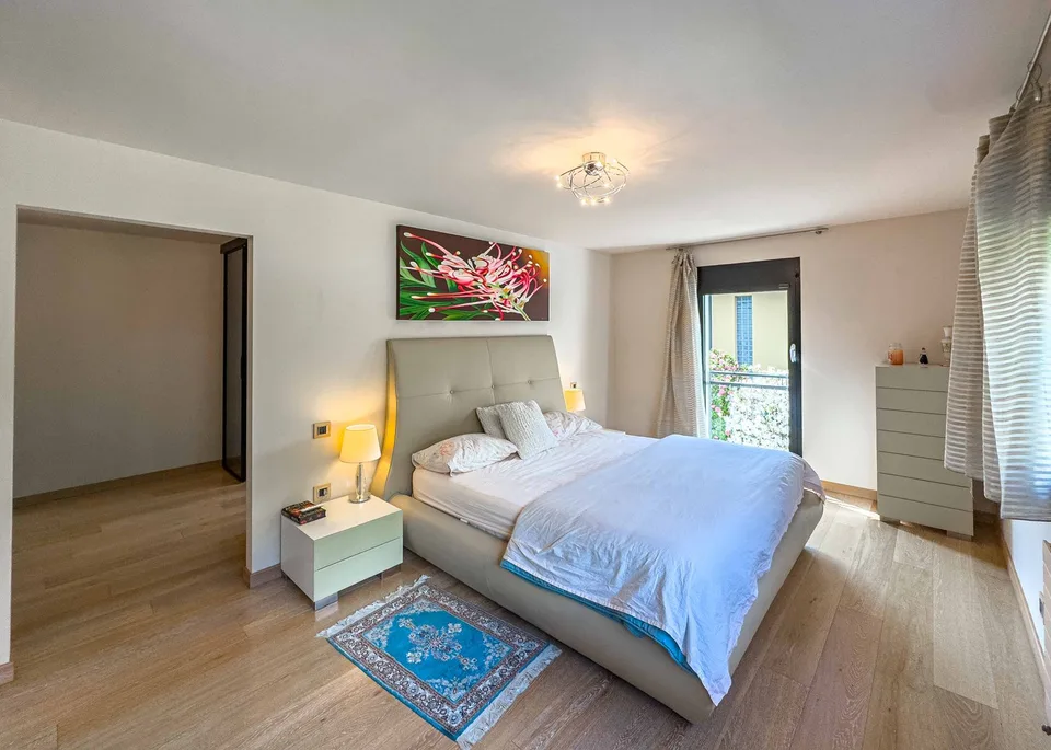 Moderne Villa mit Innenpool in Collina d’Oro