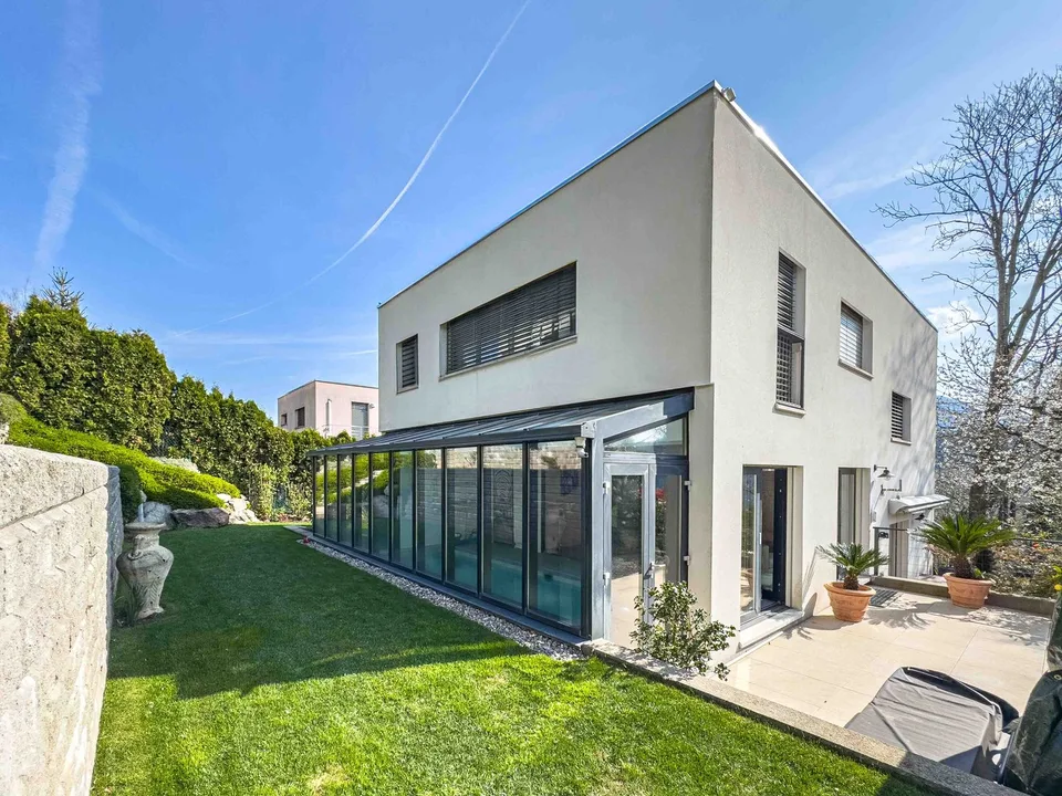 Moderne Villa mit Innenpool in Collina d’Oro