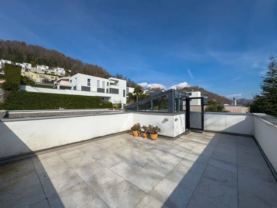 Moderne Villa mit Innenpool in Collina d’Oro