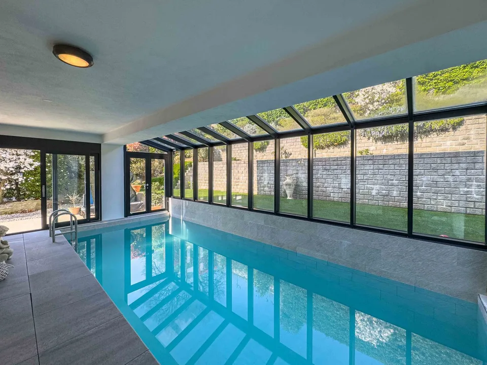 Moderne Villa mit Innenpool in Collina d’Oro