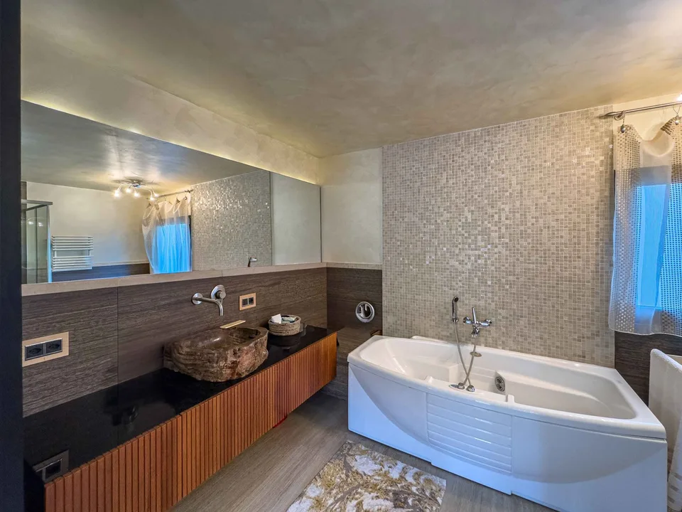 Moderne Villa mit Innenpool in Collina d’Oro