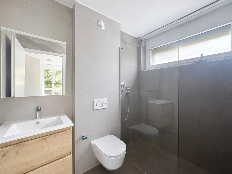 Bello appartamento recente di 3.5 locali con ampio balcone e vista sul lago