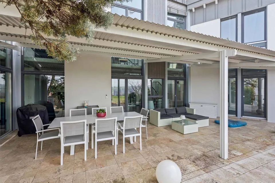Contemporary architect's villa with 7.5 rooms and swimming pool