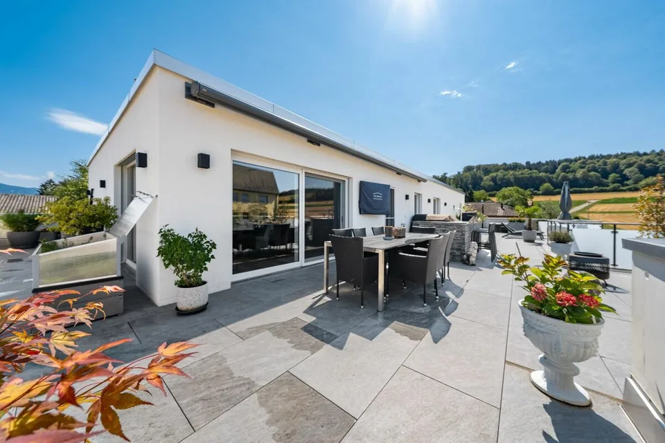 Exklusive 5.5-Zimmer-Attikawohnung mit 152 m² Terrasse & Weitsicht!