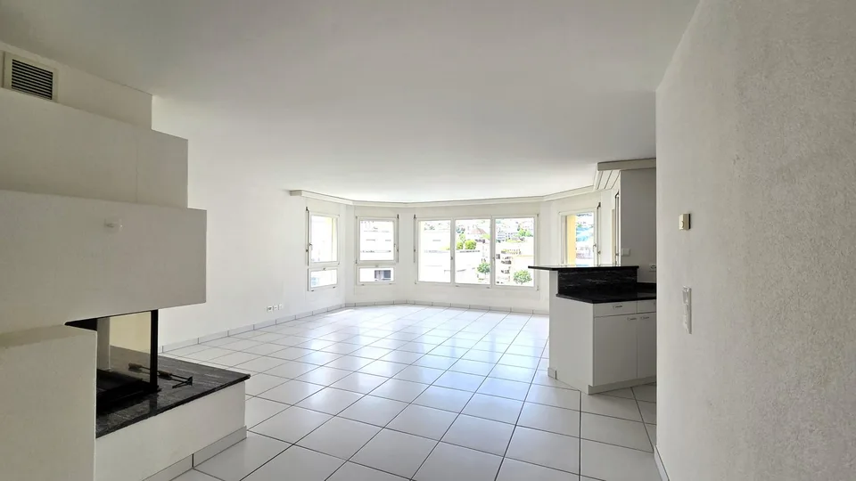 Appartement attique moderne 4,5 pièces avec terrasse entourante et vue panoramique à Tuggen