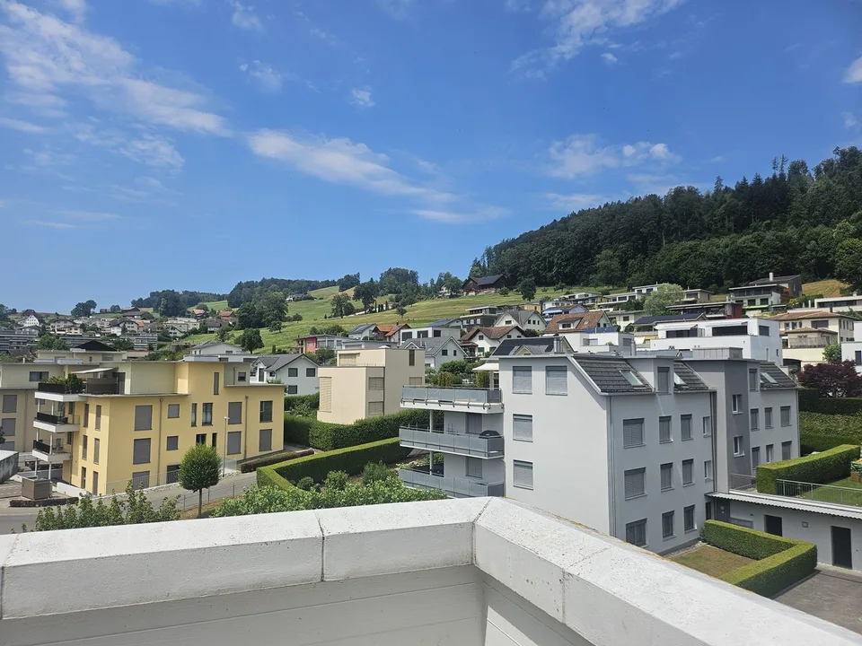 Appartement attique moderne 4,5 pièces avec terrasse entourante et vue panoramique à Tuggen
