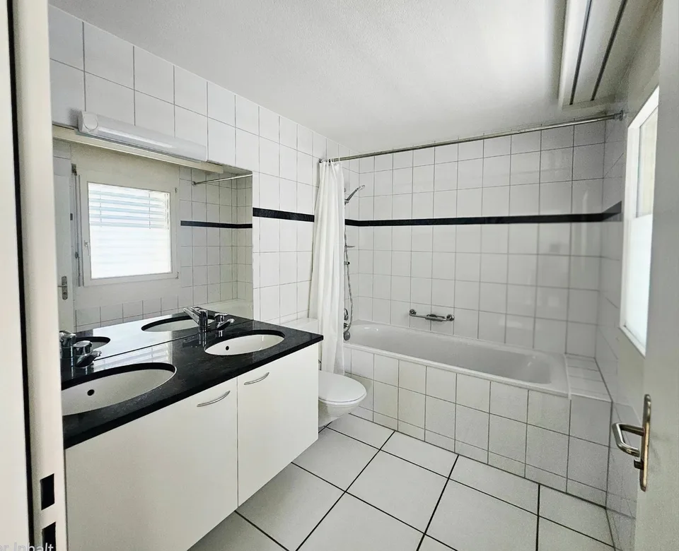 Appartement attique moderne 4,5 pièces avec terrasse entourante et vue panoramique à Tuggen