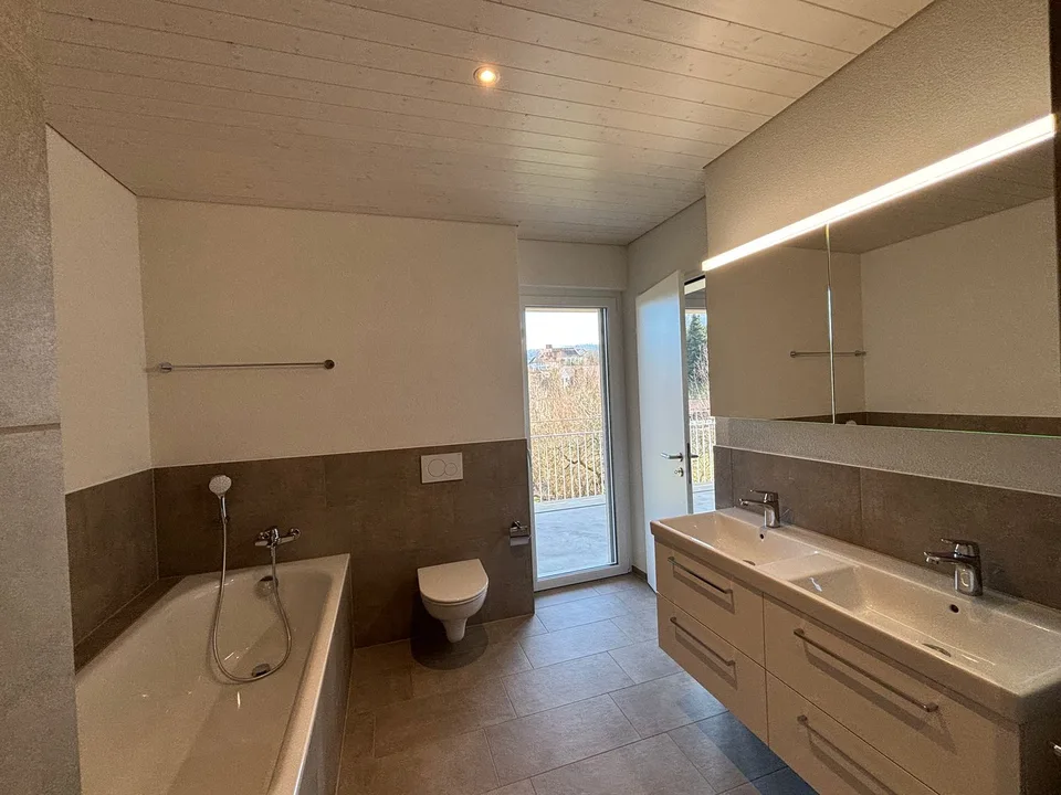 Modern 4.5-room attic apartment with large balcony – living in a prime location