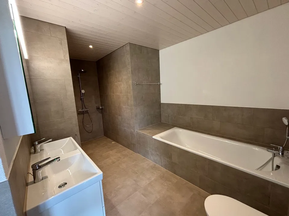 Modern 4.5-room attic apartment with large balcony – living in a prime location