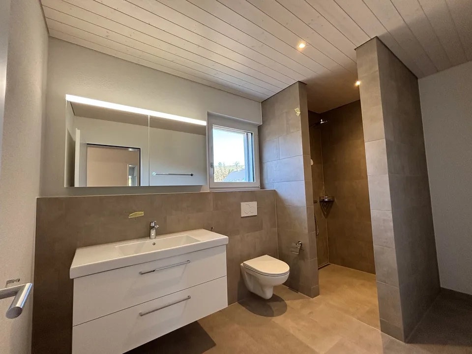 Modern 4.5-room attic apartment with large balcony – living in a prime location