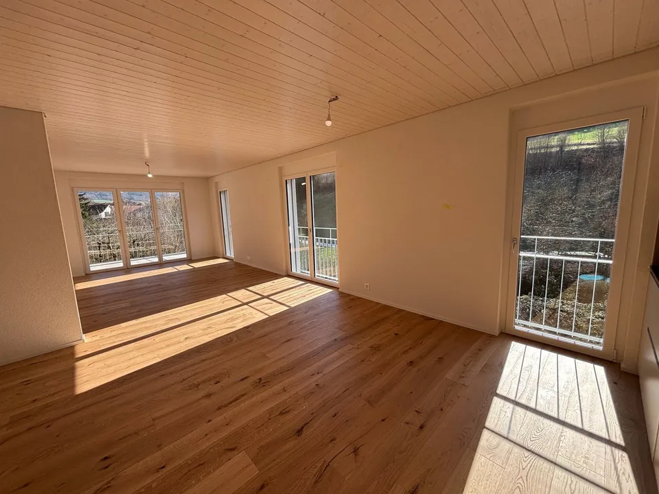 Modern 4.5-room attic apartment with large balcony – living in a prime location