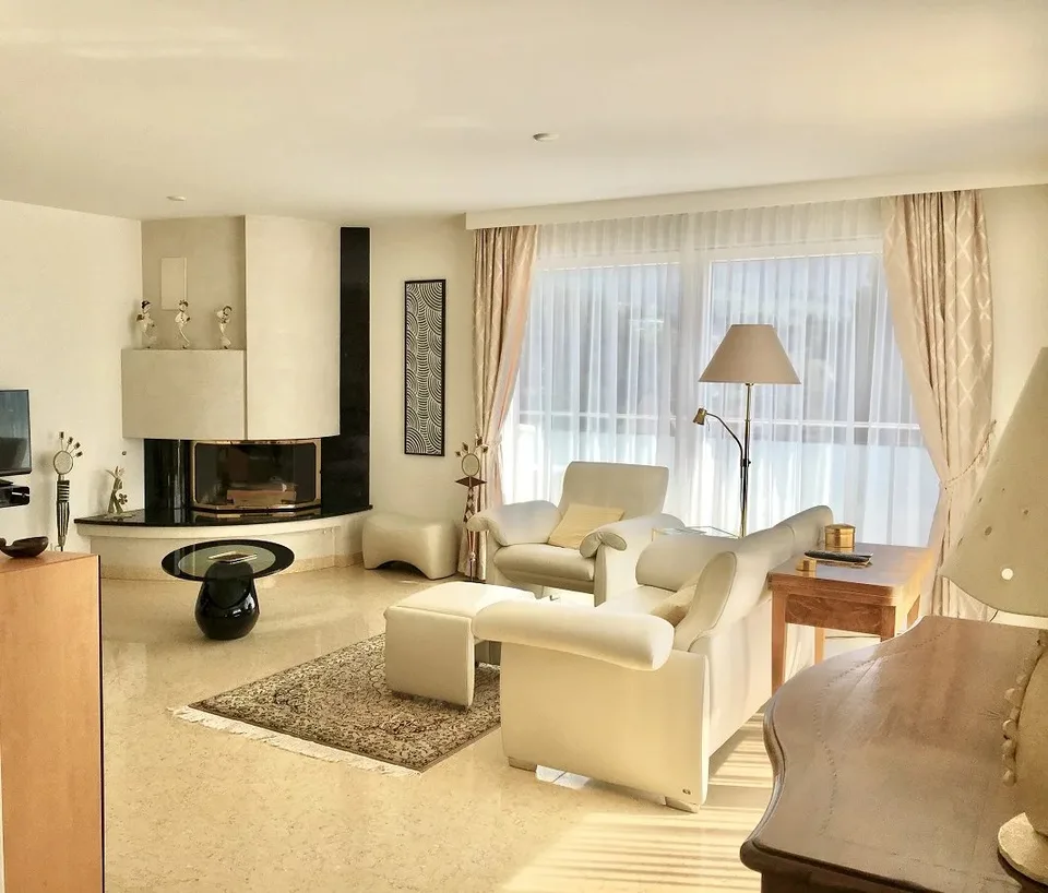 6.5-room duplex apartment on the top floors of a residential building