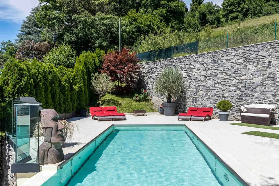 Eigenschaft mit Pool und Panoramablick