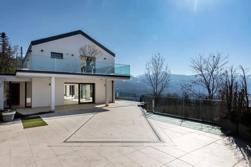 Eigenschaft mit Pool und Panoramablick
