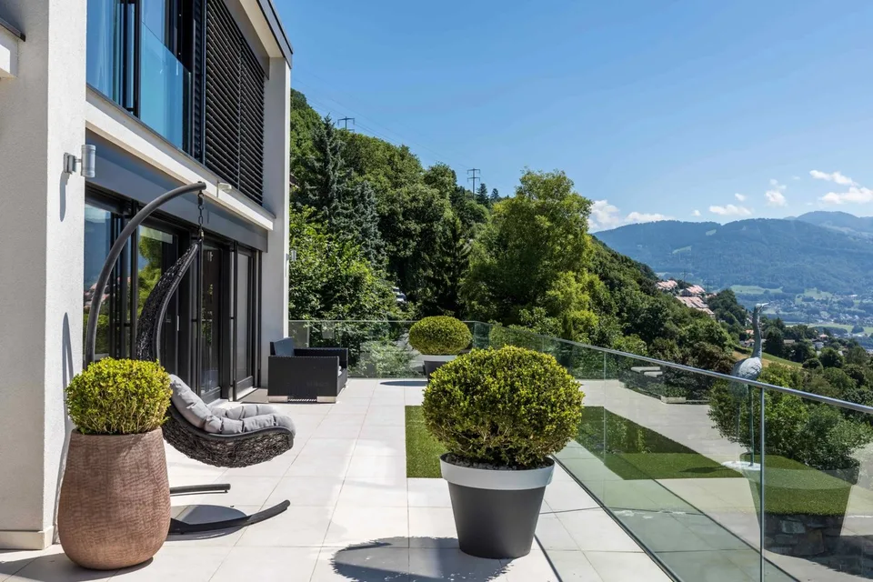 Eigenschaft mit Pool und Panoramablick