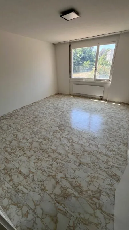 schöne helle  2 1/2 Zimmer Wohnung