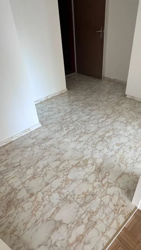 schöne helle  2 1/2 Zimmer Wohnung
