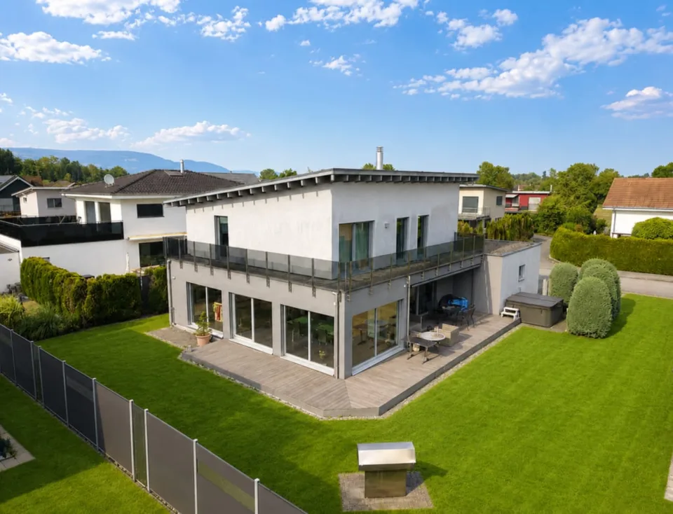 7.5-Room Single-Family House with Balcony & Garden in Kriegstetten for Sale