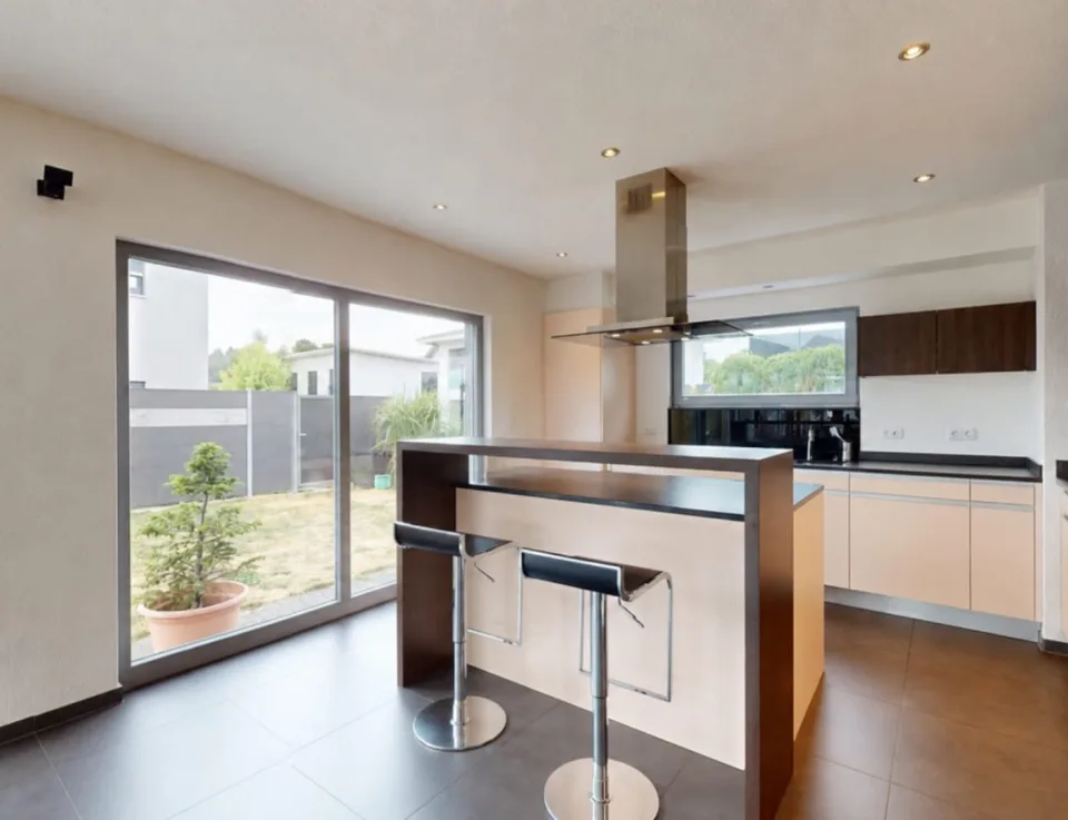 7.5-Room Single-Family House with Balcony & Garden in Kriegstetten for Sale