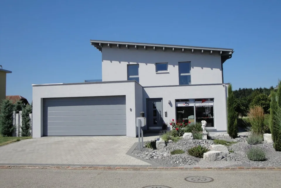7.5-Room Single-Family House with Balcony & Garden in Kriegstetten for Sale