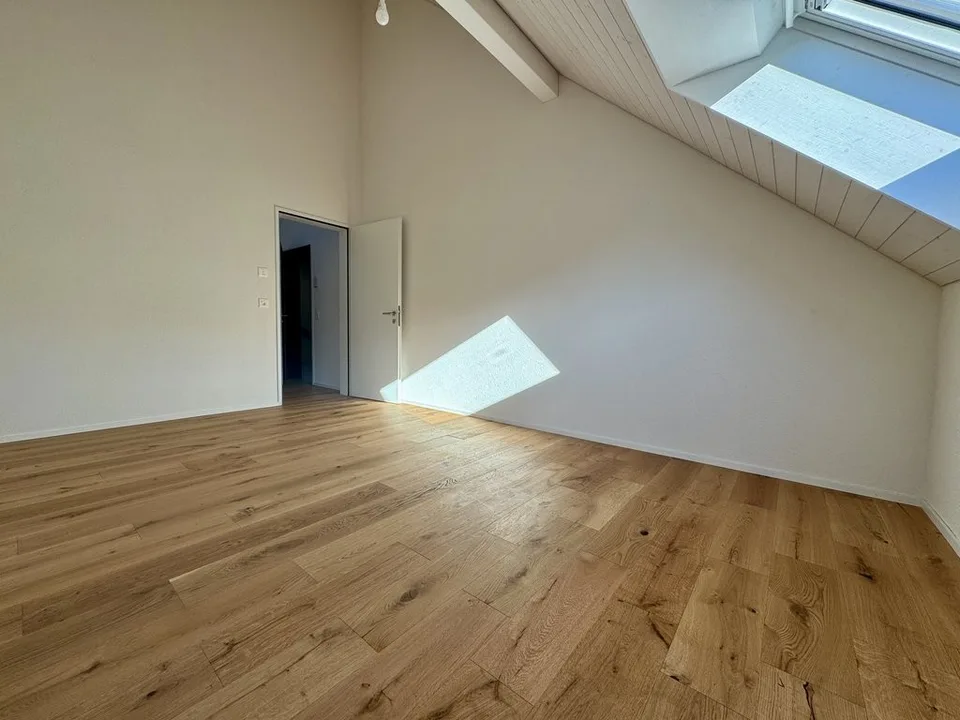 SCHÖN UND MODERN MIT GROSSEM BALKON