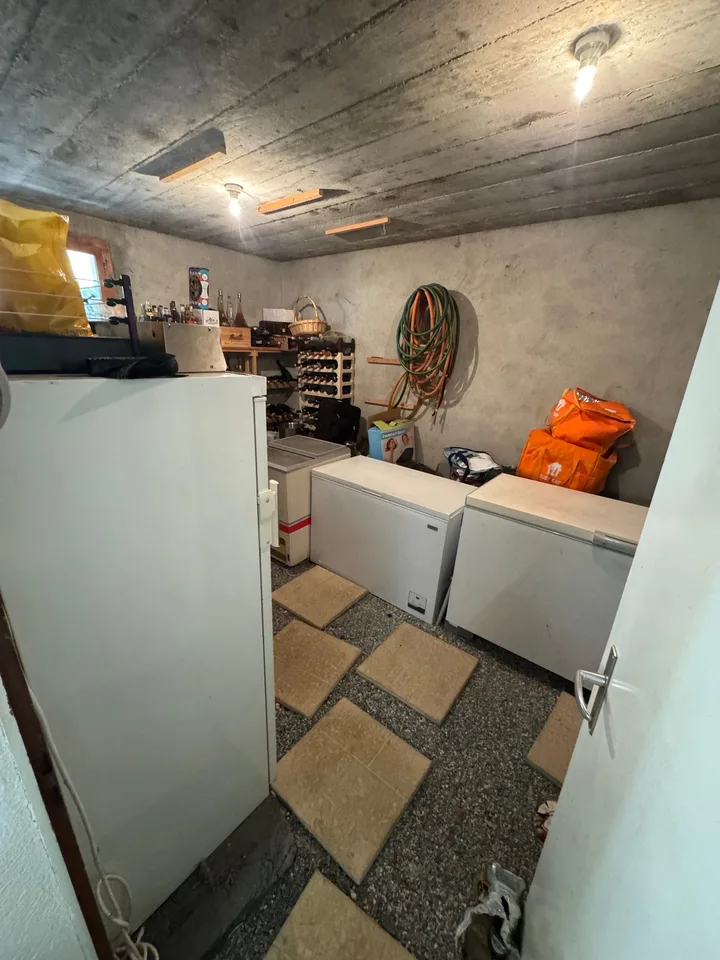 Exklusiv - Einzelvilla mit 6 Zimmern zur Renovierung, mit Garten und Bergblick