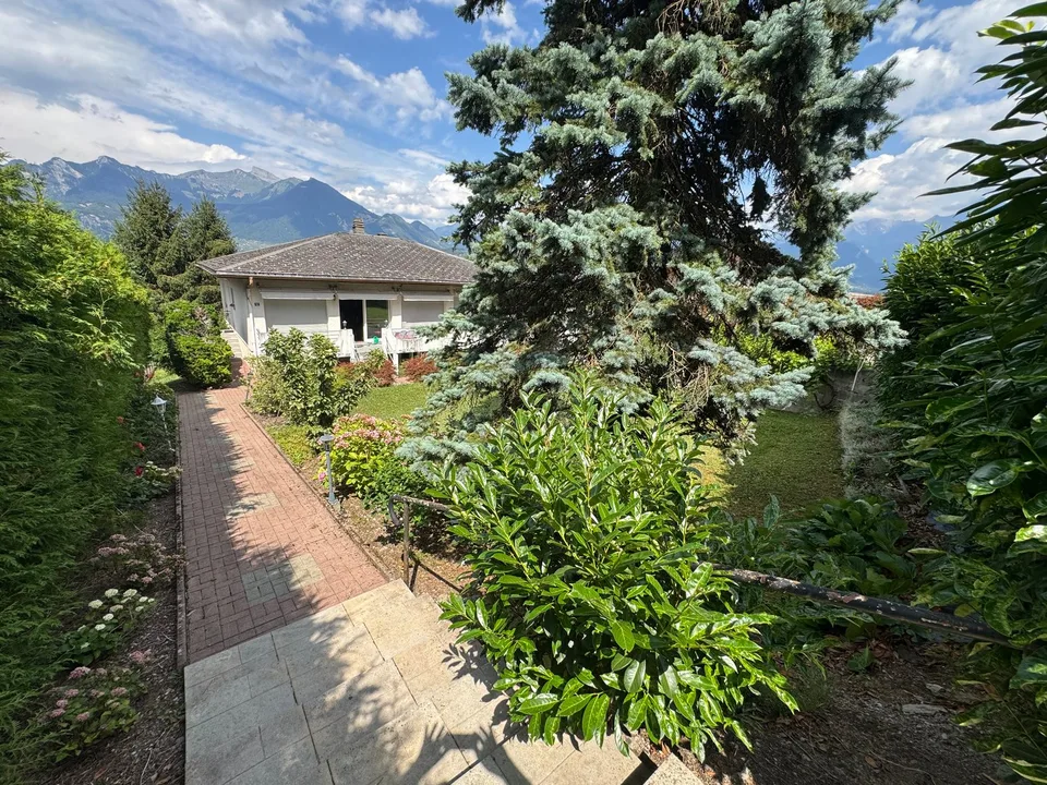 Exklusiv - Einzelvilla mit 6 Zimmern zur Renovierung, mit Garten und Bergblick
