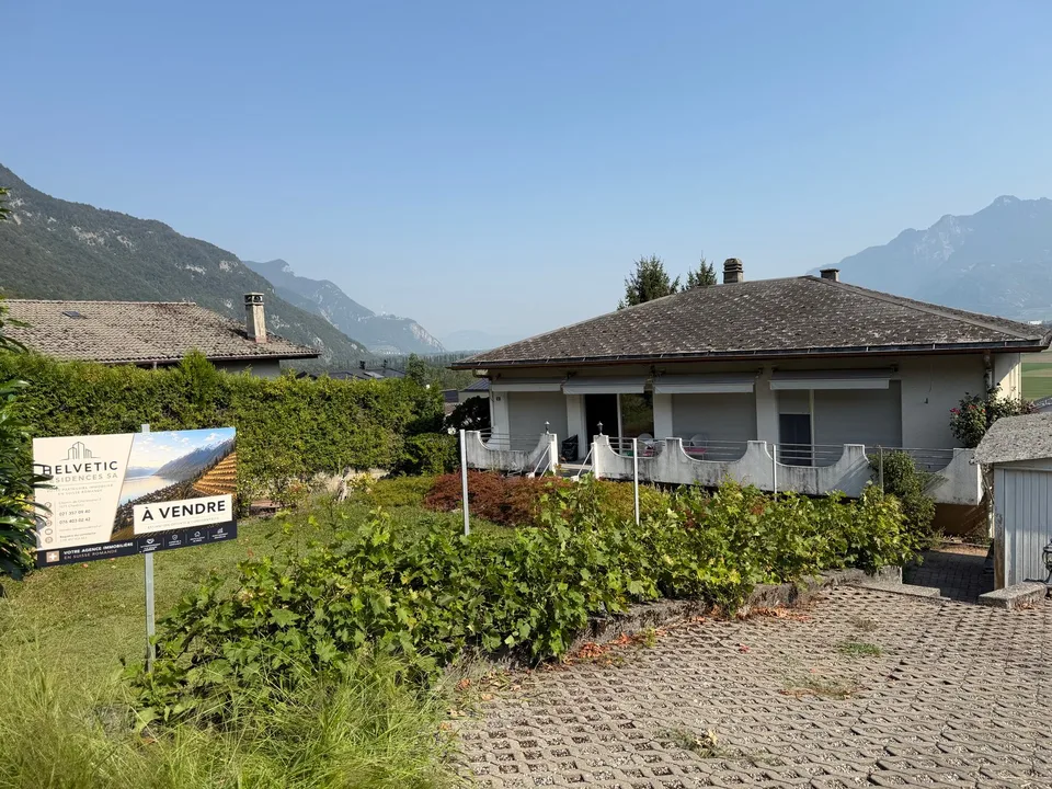 EN EXCLUSIVITÉ - Villa individuelle de 6 pièces à rénover, avec jardin et vue sur les montagnes