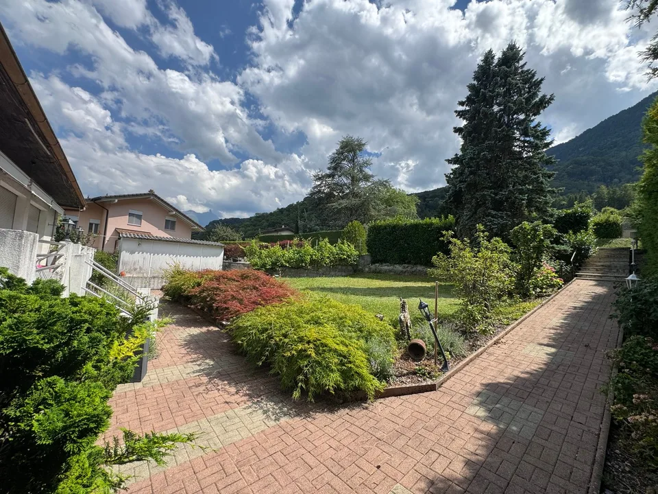 Exklusiv - Einzelvilla mit 6 Zimmern zur Renovierung, mit Garten und Bergblick