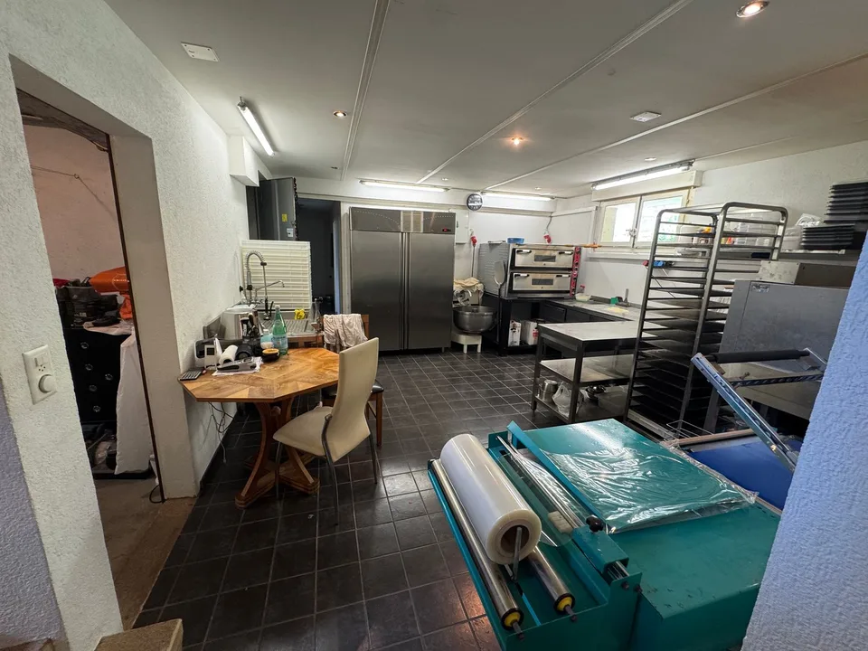 Exklusiv - Einzelvilla mit 6 Zimmern zur Renovierung, mit Garten und Bergblick