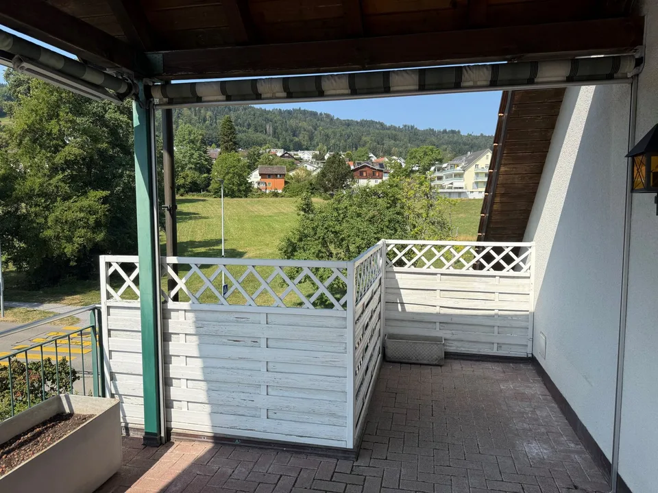 Appartement mansardé de 3,5 pièces avec vue panoramique à Egg (ZH)