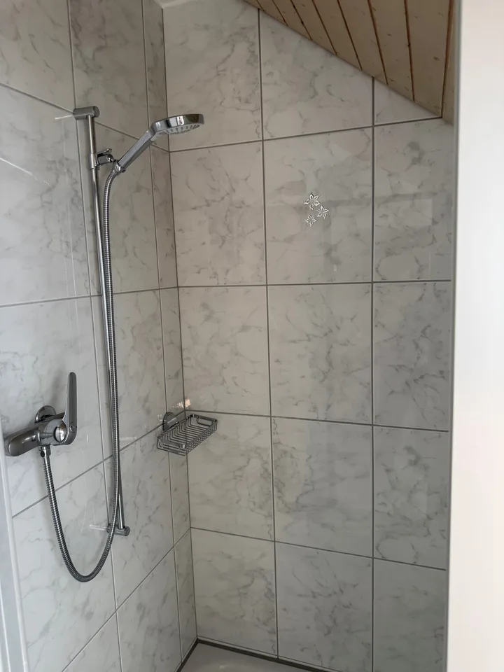 Appartement mansardé de 3,5 pièces avec vue panoramique à Egg (ZH)