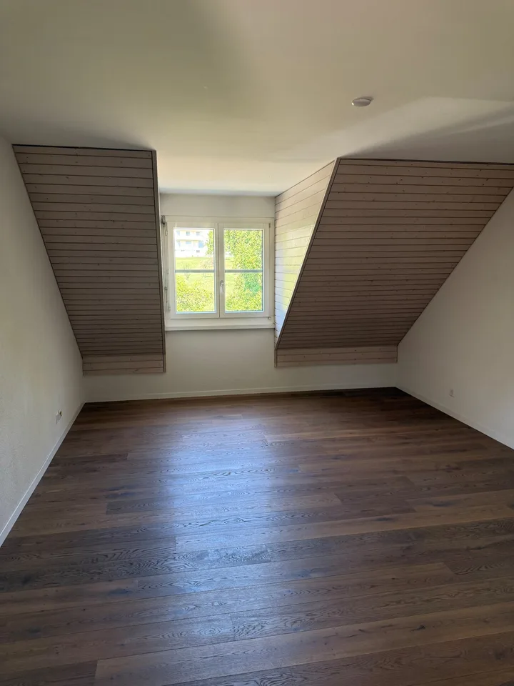 Appartement mansardé de 3,5 pièces avec vue panoramique à Egg (ZH)