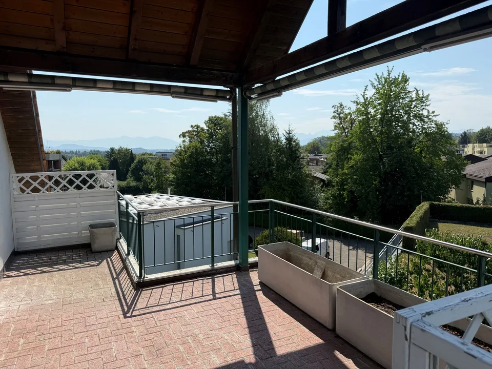 Appartement mansardé de 3,5 pièces avec vue panoramique à Egg (ZH)