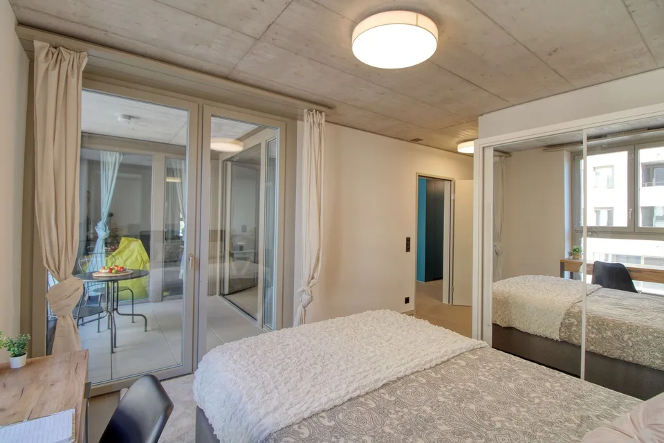 Furnished room in modernised apartment in a top location