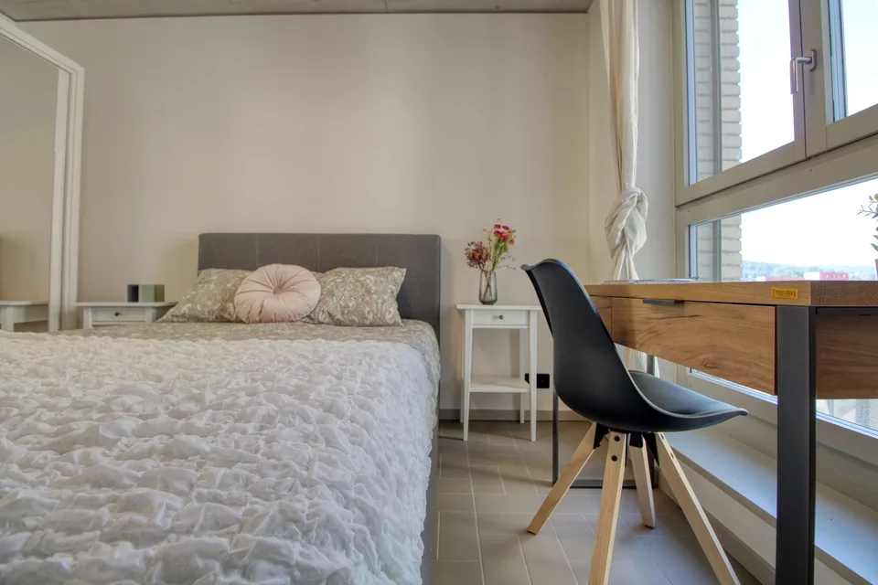 Furnished room in modernised apartment in a top location