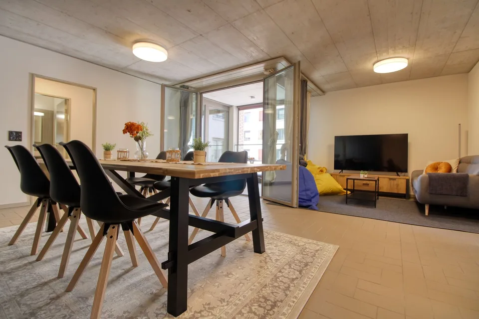 Furnished room in modernised apartment in a top location