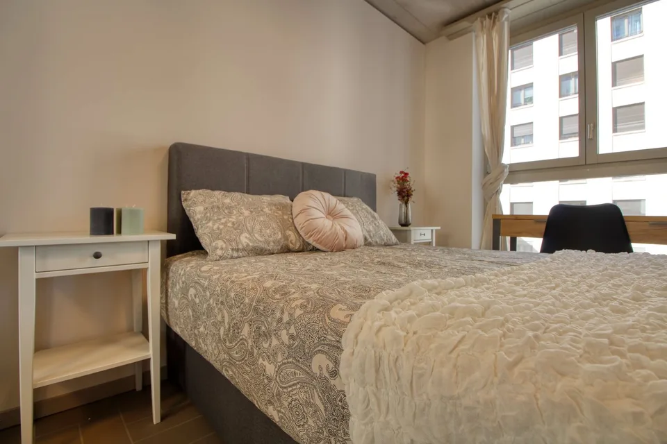 Furnished room in modernised apartment in a top location