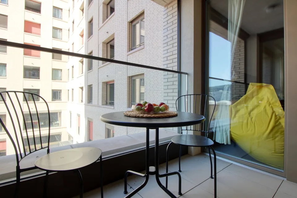 Furnished room in modernised apartment in a top location