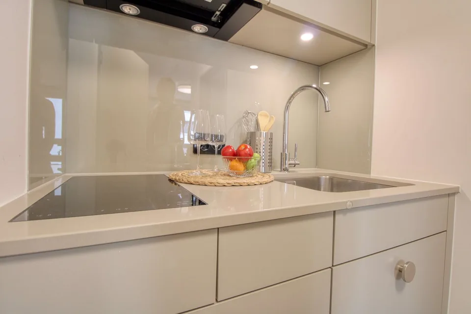 Furnished room in modernised apartment in a top location