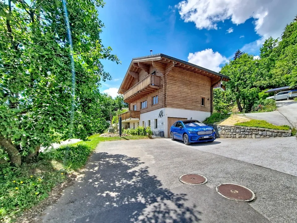 Arbaz, 5.5-room chalet of 175 m2 with garage and parking spaces