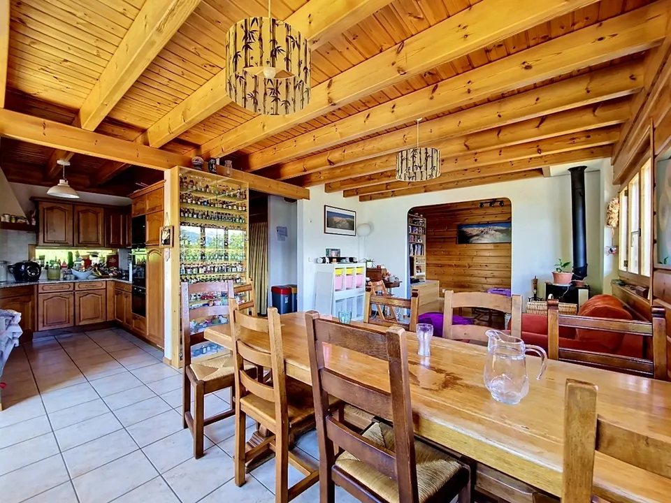 Arbaz, 5.5-room chalet of 175 m2 with garage and parking spaces